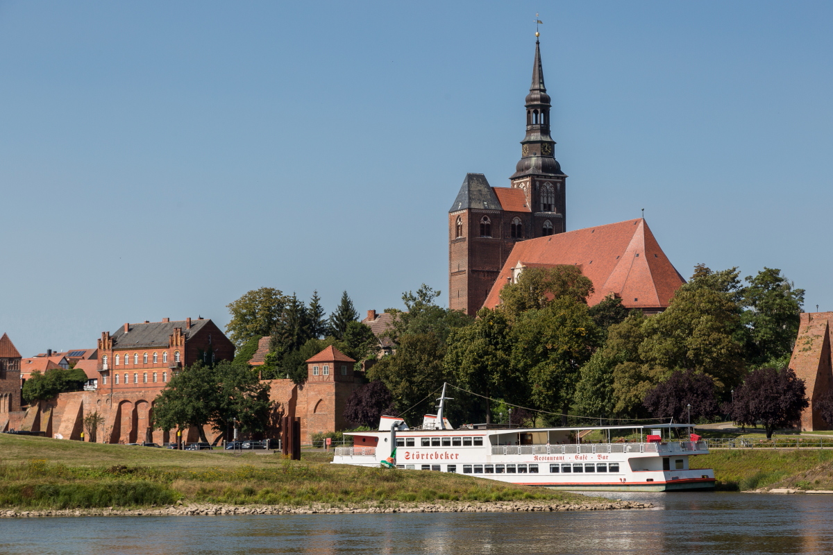 Auf der Elbe mit Blick auf Tangermünde