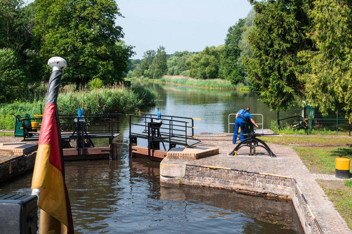 Handarbeit an der Schleuse Ragöse - alle Finowkanal-Schleusen werden per Hand betrieben