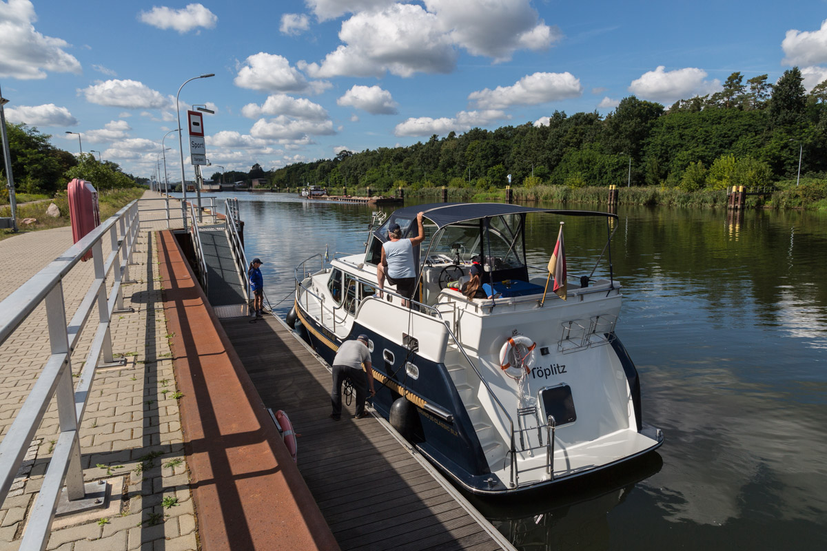 Mit der Gruno 35 Classic Retro "Comtesse" von Yachcharter Heinzig an der Schleuse Wusterwitz